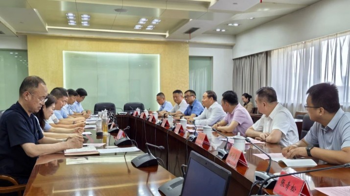 7月9日至11日，甘肅文旅集團(tuán)黨委書(shū)記、董事長(zhǎng)石培文帶隊(duì)赴連云港市考察交流，連云港市政府黨組成員、副市長(zhǎng)杜波主持座談會(huì)，連云港市政府及相關(guān)部門(mén)負(fù)責(zé)人參加座談。座談會(huì)上，石培文介紹了甘肅文旅集團(tuán)在科技智