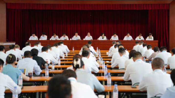 7月18日上午，甘肅文旅集團(tuán)召開(kāi)2025年上半年工作會(huì)暨生產(chǎn)經(jīng)營(yíng)調(diào)度會(huì)。集團(tuán)黨委書(shū)記、董事長(zhǎng)石培文出席會(huì)議并講話(huà)，黨委副書(shū)記、總經(jīng)理馬文玫主持會(huì)議并安排下半年重點(diǎn)工作。會(huì)議通報(bào)了集團(tuán)上半年經(jīng)營(yíng)成果、“