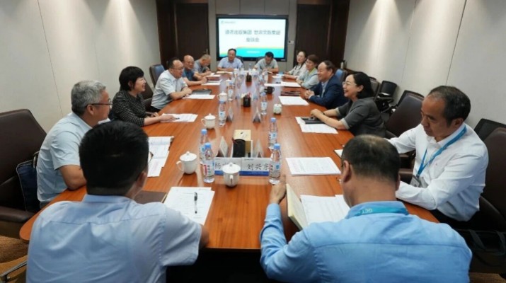 8月29日，甘肅文旅集團(tuán)黨委書(shū)記、董事長(zhǎng)石培文與到訪(fǎng)的讀者出版集團(tuán)黨委書(shū)記、董事長(zhǎng)張斌強(qiáng)一行進(jìn)行座談。雙方圍繞深化國(guó)企合作、推動(dòng)文化資源與旅游產(chǎn)業(yè)協(xié)同發(fā)展進(jìn)行了深入交流。讀者出版集團(tuán)黨委副書(shū)記、總經(jīng)理